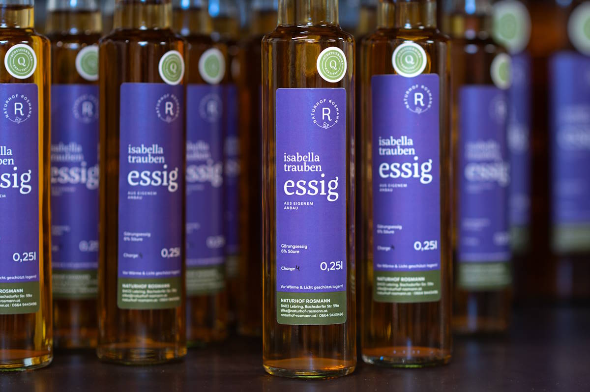 Isabellatraubenessig in Flasche