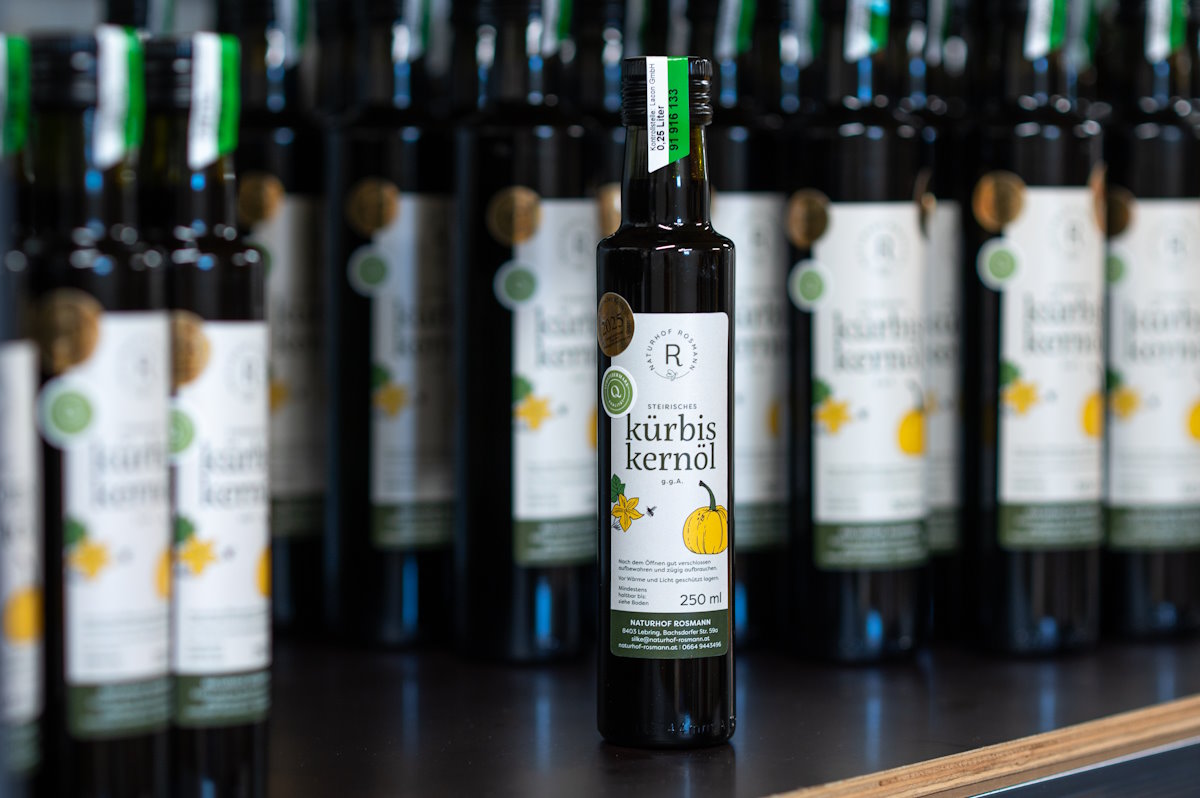 Dunkelgrünes Steirisches Kürbiskernöl g.g.A. in kleiner Flasche